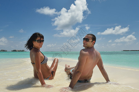 相爱的年轻浪漫情侣快乐在美丽的海滩上图片