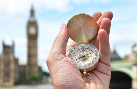 在伦敦对抗大本钟的指南针图片