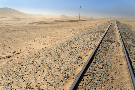穿越纳米比亚纳米布沙漠的铁路轨道领导纳背景图片