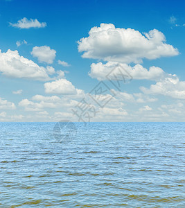 蔚蓝的大海上空的白云图片