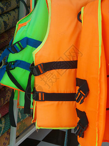 晾衣绳上的橙色救生衣图片