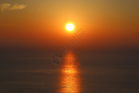的夕阳与海面上的倒影图片