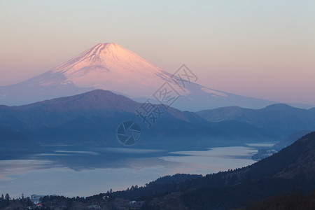 冬季箱根芦之湖日出前的富士山图片
