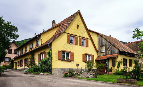 在小Alsace地区修缮的村图片