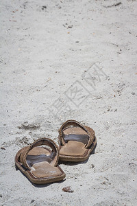 在佛罗里达海滩上空的凉鞋图片