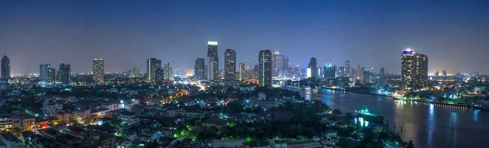 泰国曼谷黄昏时曼谷市景河边的图片