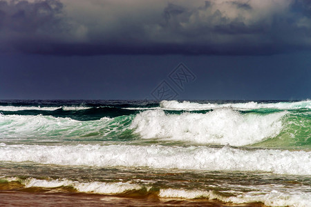 绿色海洋波浪在大麦风暴中图片
