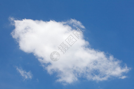蓝色天空中的云层图片