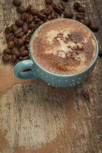 咖啡和咖啡豆放在木图片