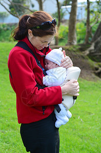 母亲用婴儿背带携刚出生的婴儿母亲婴儿新生图片