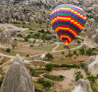 热气球飞越土耳其的卡图片