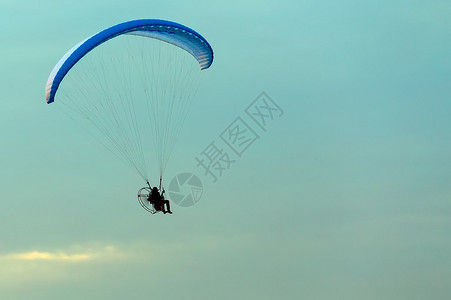 不明身份的天空跳伞降落伞图片