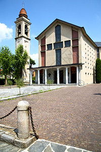意大利萨马拉特旧抽象墙和教堂塔钟晴天图片