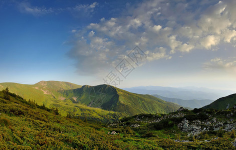 在山的美丽的夏天风景日落图片