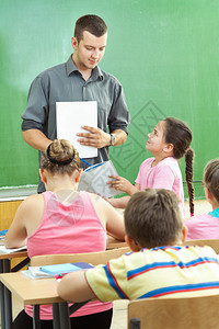 课桌前的小学生图片