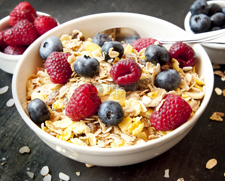 蓝莓和覆盆子早餐麦片碗图片