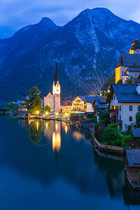黄昏在阿尔卑斯山的哈尔施塔特村图片