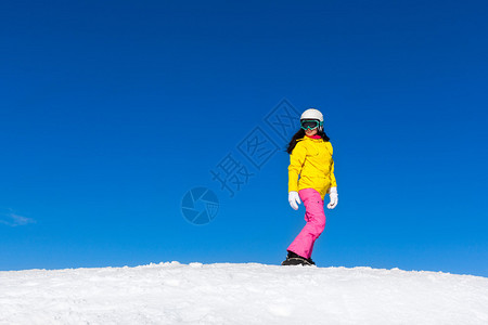 滑雪板在斜坡上滑下山坡图片