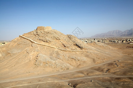 伊朗亚兹德琐罗亚斯德教遗址的沉默之塔背景图片