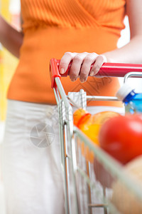 女人在超市购物手背景图片