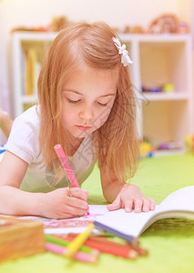 学龄前女孩用彩色铅笔绘画图片