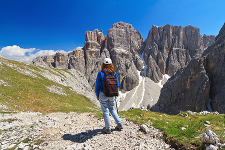 在意大利南蒂罗尔的梅兹迪山谷和皮兹达莱赫山峰下图片