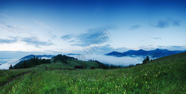 喀尔巴阡山脉夏季日出风景图片
