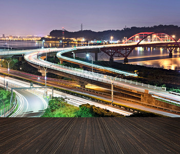 城市夜景与木地面图片