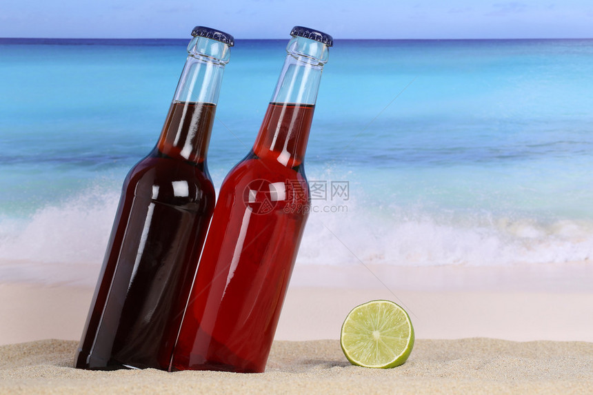在海滩和海边喝可口乐和柠檬汁汽水并图片