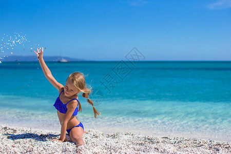 可爱的小女孩玩得开心跑腿和在热带海滩度图片