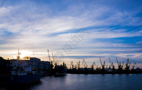 乌克兰敖德萨的货运港口强大的交通中心在日落天空背景图片