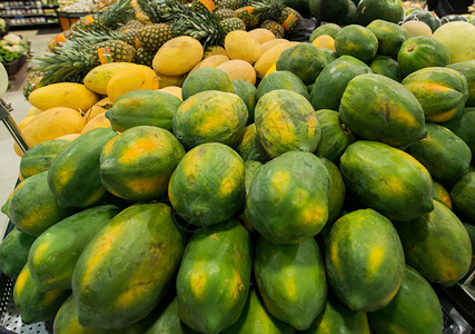超市摊位上的柑橘类水果图片