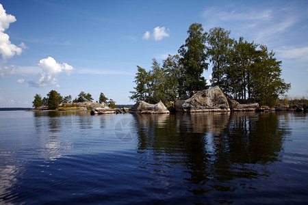 用石头水景观水中的石头有石头的湖美丽的风景水面光背景图片