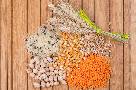 大米玉米扁豆小麦和小鸡豆木制桌图片