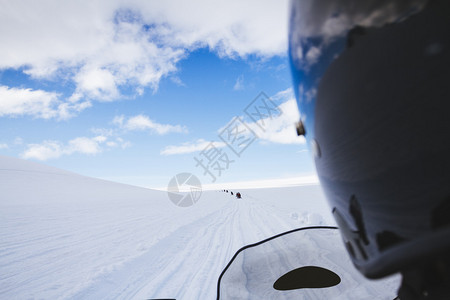 美丽的冰川地貌上的雪车冰图片