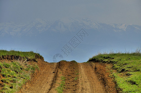 乡村公路地貌与ATV道路横过山丘背腹图片