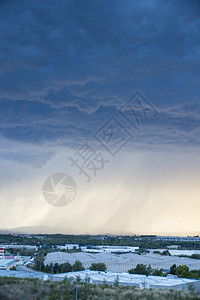 里基卢比奥有大阵雨的风暴混乱的天空背景