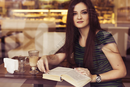 坐在咖啡馆看书修课和喝咖啡的布朗特女图片