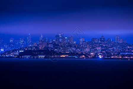 旧金山夜全景旧金山天际线和夜晚的海湾美国图片