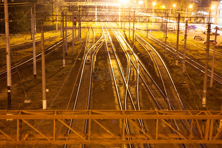 夕阳下主要火车站的铁轨图片