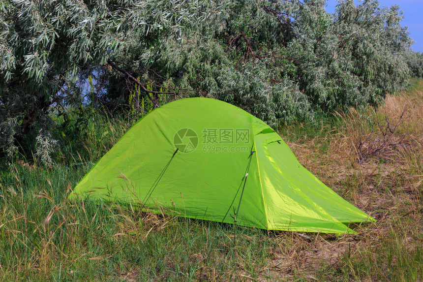 森林营地的旅游帐篷图片