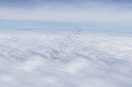 蓝天白云的飞机窗图片