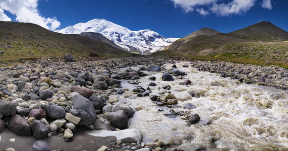 山川流域的河流美图片