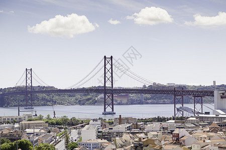 Lisbon的旧铁桥该市一图片
