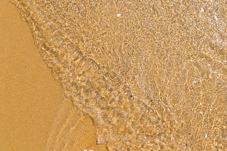 海边波浪的黄沙图片