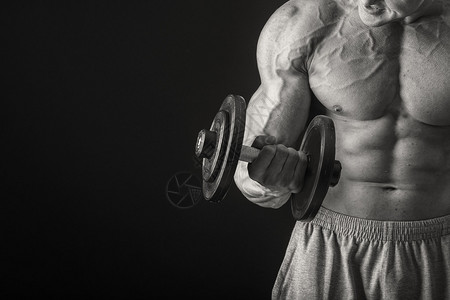 男人用哑铃锻炼健身房和健身概念健美运动图片