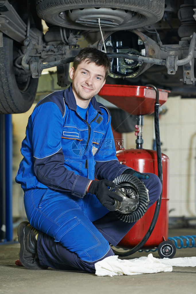 汽车修理或维修店服务站带轴减速齿轮的汽车修图片
