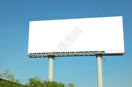 有蓝天背景的大空白广告牌已准备就绪背景图片