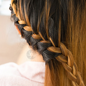 沙龙美容中的长辫子创意棕色发型背景图片