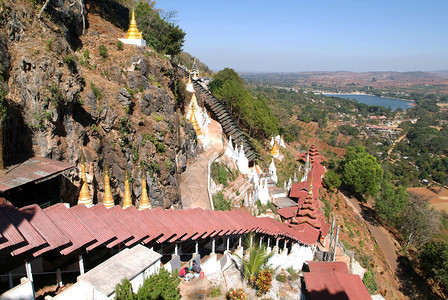 通往Pindaya洞穴教圣殿之路图片